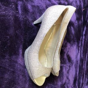 Bandolino peep toe pumps.silver with goldish hint.